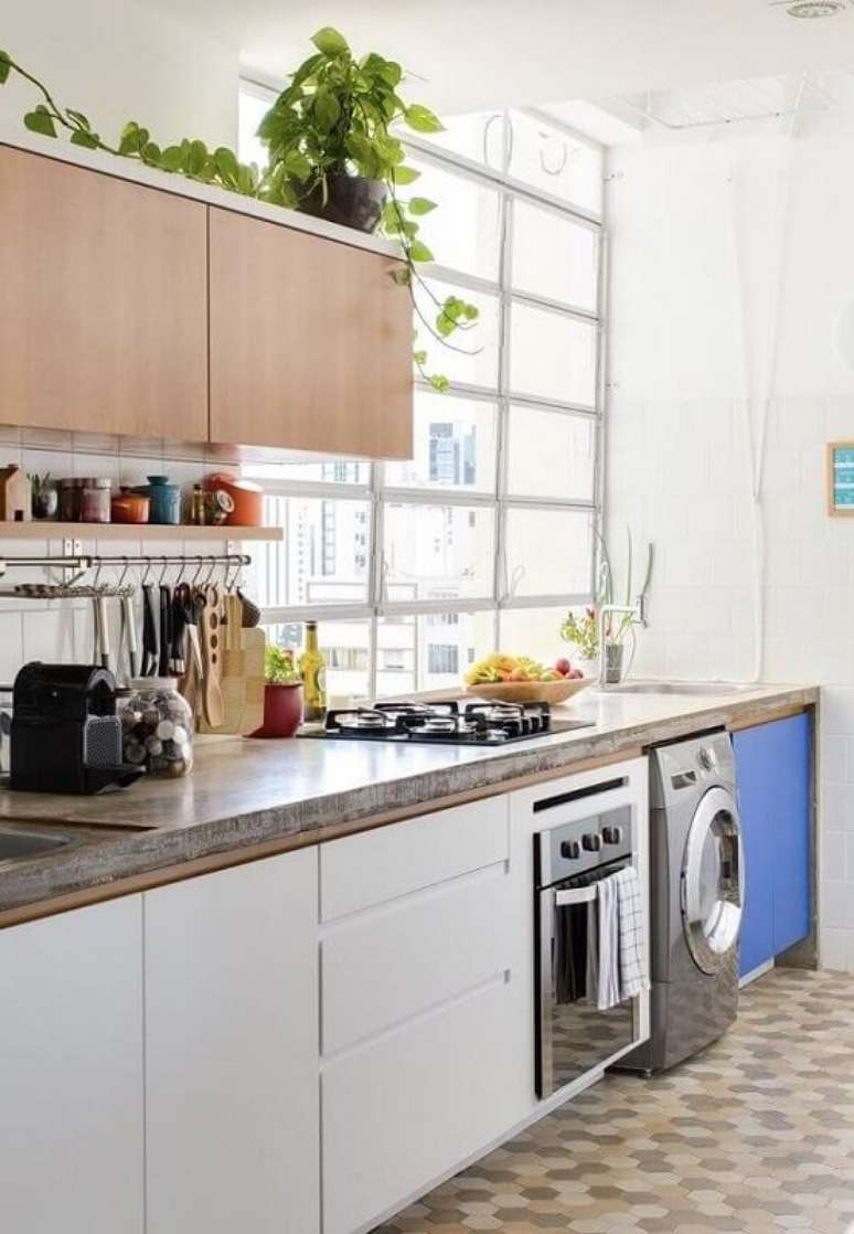 25. Decora&ccedil;&atilde;o simples com arm&aacute;rio de cozinha pequeno