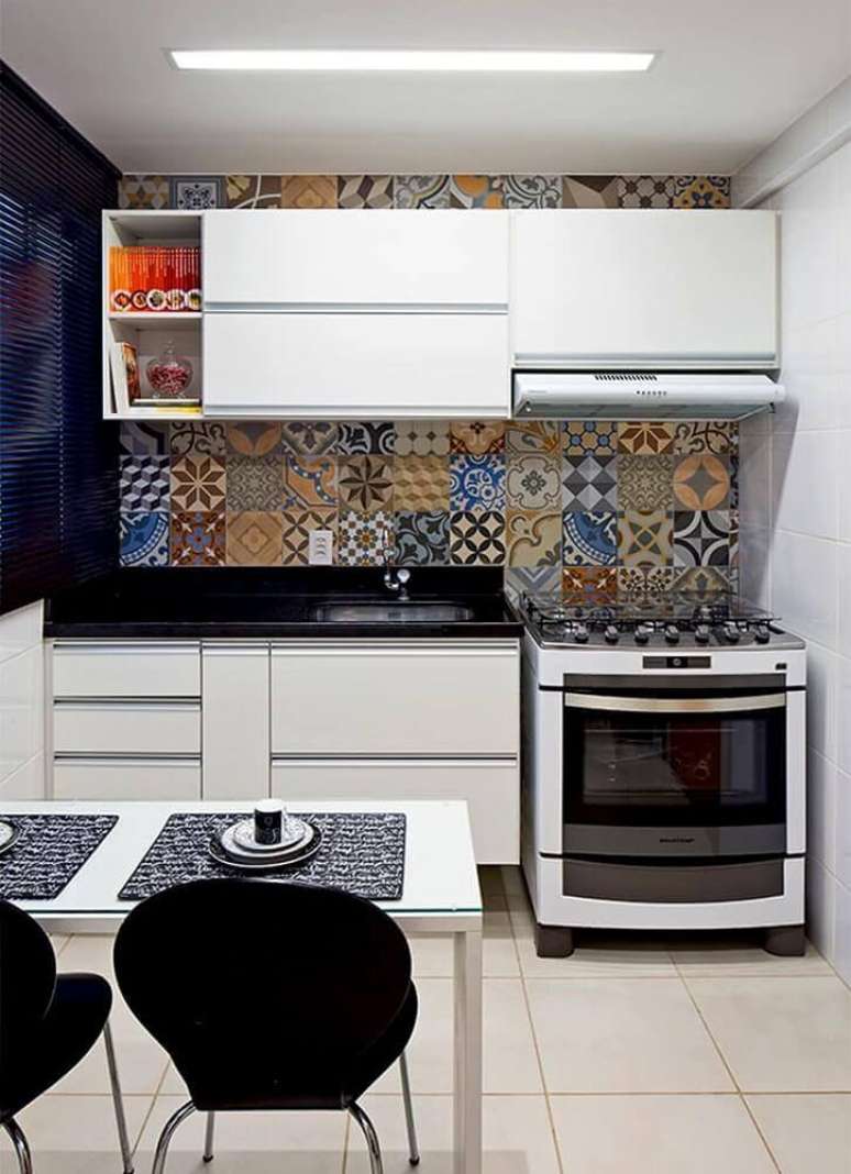 9. Decoração para cozinha compacta com azulejo hidráulico e armário de cozinha pequeno.