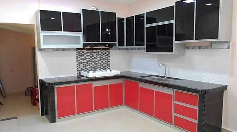 26. Modelo de armário de cozinha planejado preto e vermelho