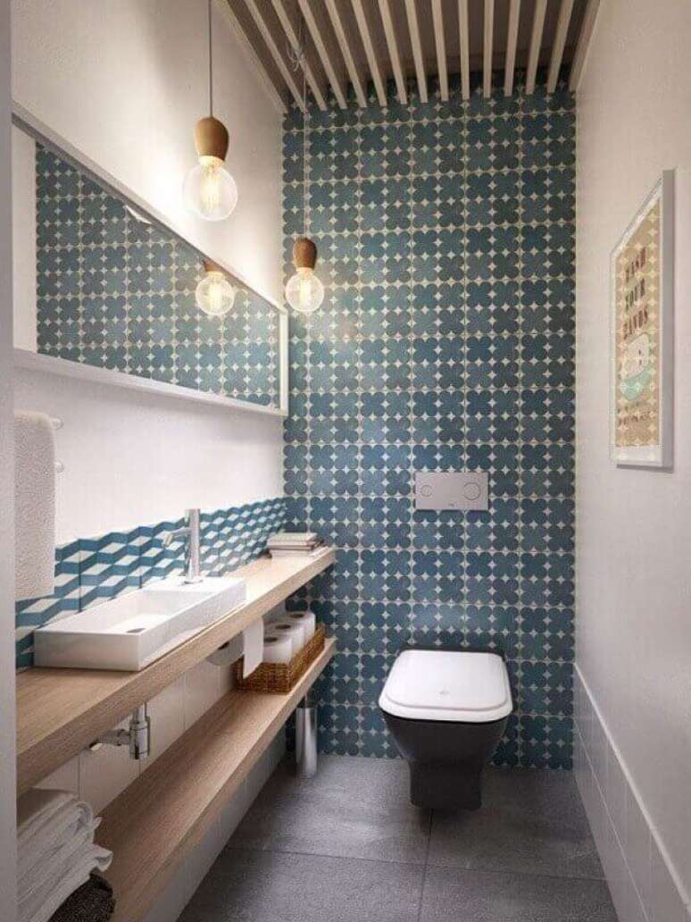 12 – Cerâmica para banheiro com destaque de azulejo em uma parede.