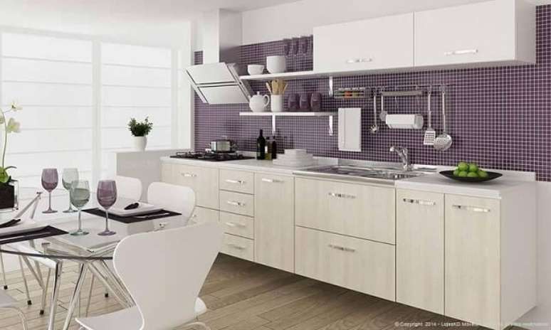 47. Cozinha modulada com arm&aacute;rio branco e parede com revestimento roxo. Projeto de Lojas KD