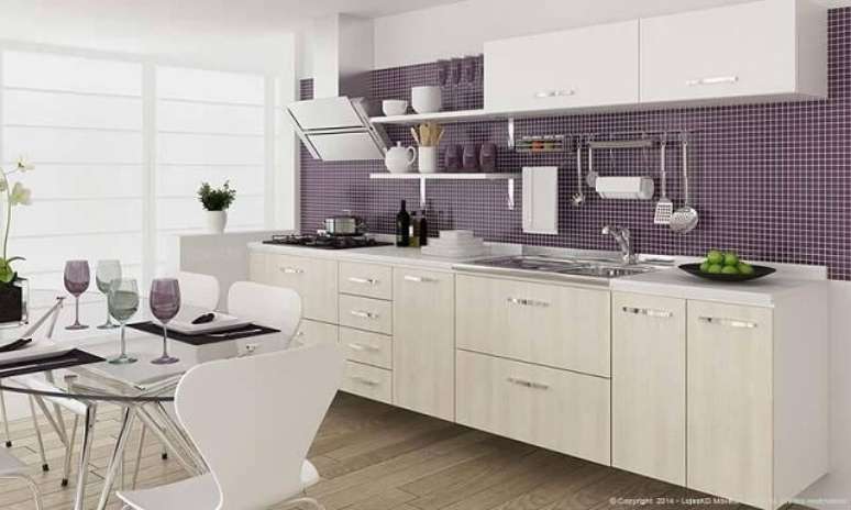 47. Cozinha modulada com armário branco e parede com revestimento roxo. Projeto de Lojas KD