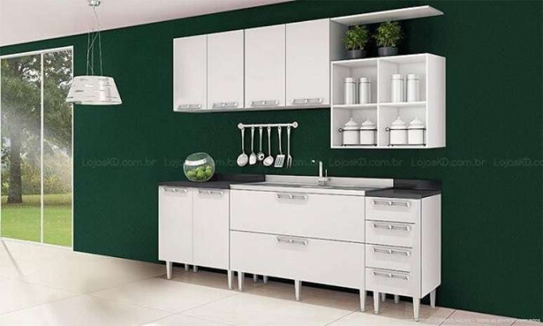 49. Cozinha modulada com armário branco e parede verde. Projeto de Lojas KD