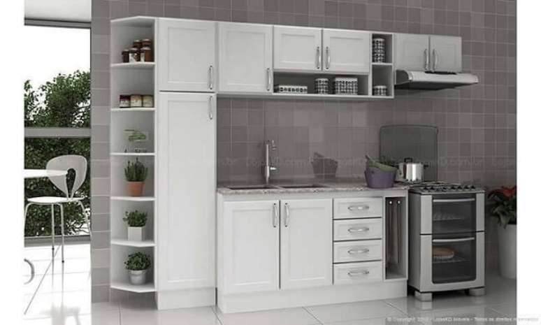 21. O desenho desses armários brancos dá à cozinha um ar clássico. Projeto de Lojas KD