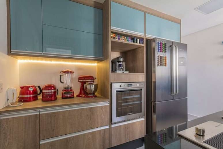 11. Uma maneira de dar mais cor à cozinha modulada é escolher acabamentos coloridos para os armários. Projeto de Idealizzare Arquitetura