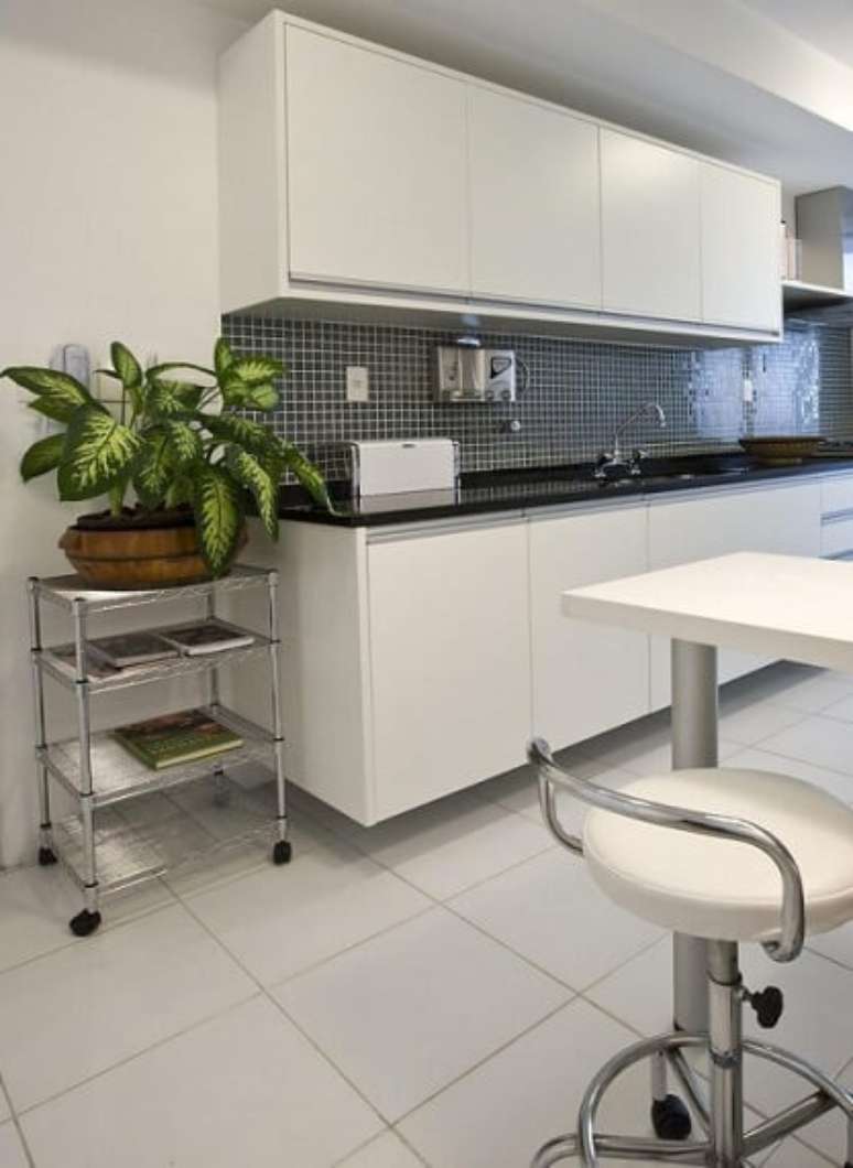 24. A rodabanca escura contrasta muito bem com os m&oacute;veis brancos