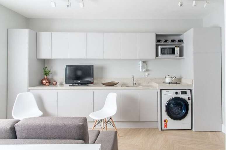 52. Decoração de cozinha branca com armário de cozinha pequeno com espaço para lavadora de roupas