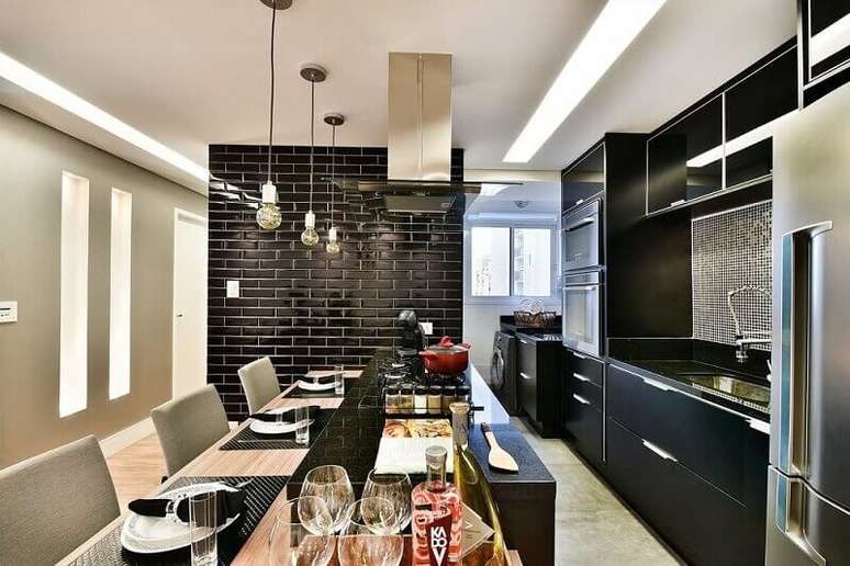 61. Cozinha decorada com azulejo preto tipo tijolinho e armários de cozinha planejados todos na cor preta