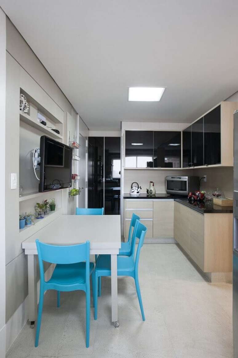 65. Decoração para cozinha compacta com cadeiras azuis e armário de cozinha planejado