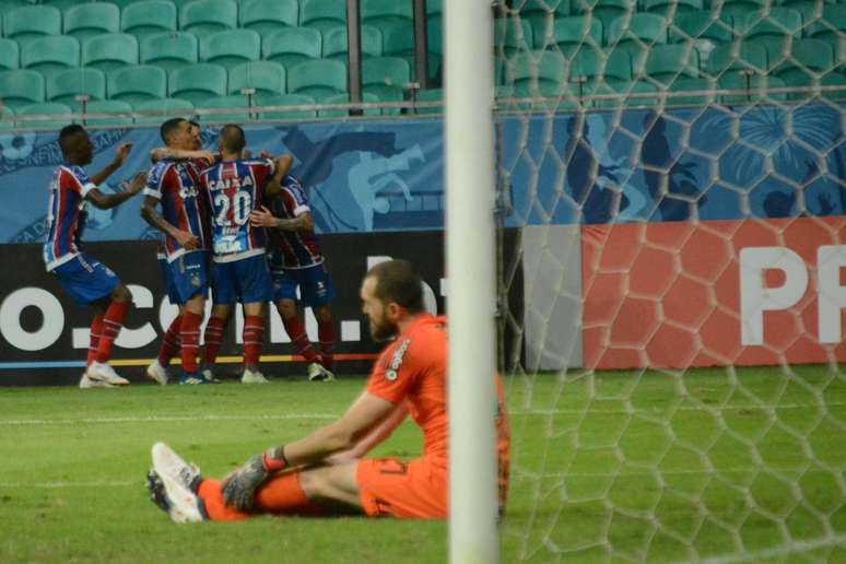 Jogadores do Bahia comemoram Gol de Mena na partida entre Bahia x Corinthians, válida pela décima segunda rodada do campeonato brasileiro da série A, realizada nessa quarta (13) na Arena Fonte Nova. 