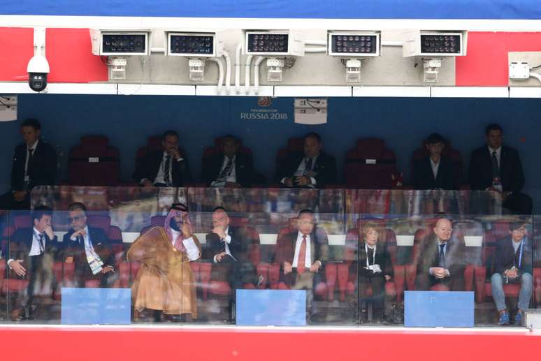 O presidente da Rússia Vladimir Putin (à dir.), assistiu ao jogo de abertura ao lado do presidente da Fifa, Gianni Infantino, e com o príncipe herdeiro da Arábia Saudita, Mohammad bin Salman (à esq.)