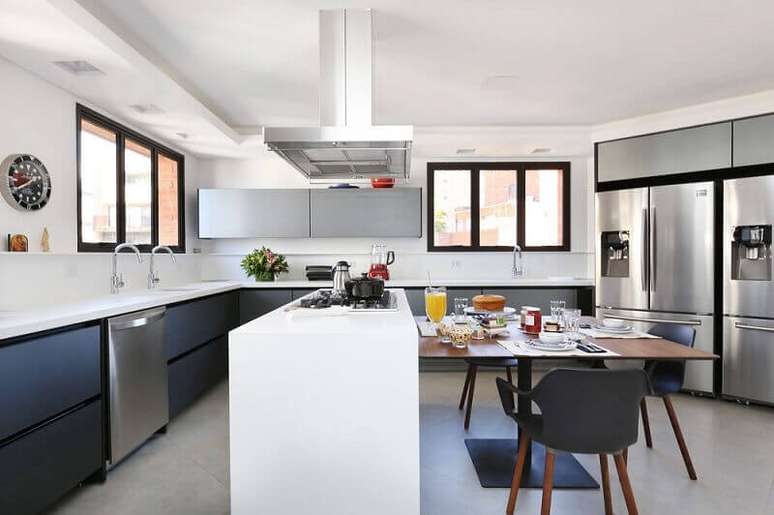 84. Decoração moderna com armários de cozinha modulados em tons de cinza e azul
