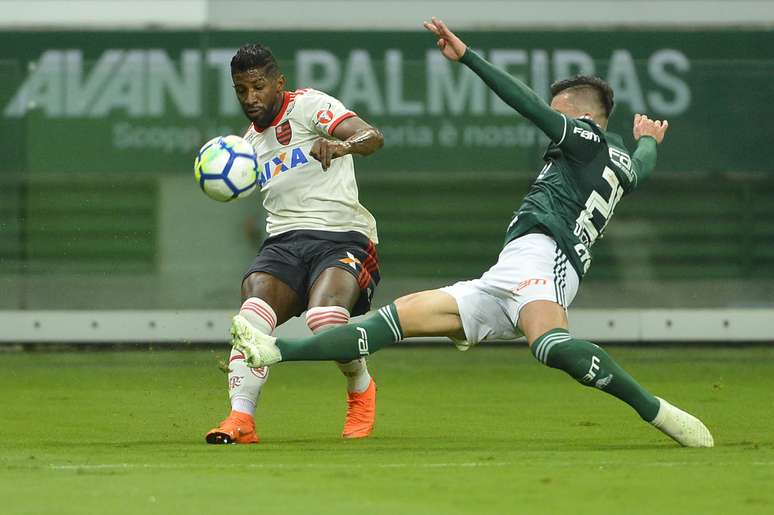 Com briga e seis expulsos no fim, Palmeiras e Flamengo empatam