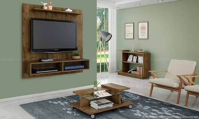 14. Sala de TV com paredes verdes e móveis de madeira. Projeto de Lojas KD