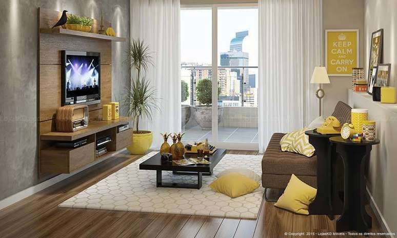 3. Painel para TV de madeira com prateleiras e nichos embutidos em sala com tons neutros e toques de amarelo. Projeto de Lojas KD