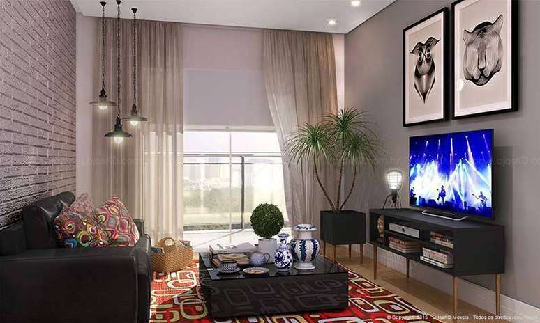 8. Sala moderna com pendentes sobre o sofá e rack para TV e para objetos de decoração. Projeto de Lojas KD