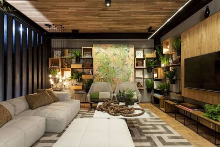 45. Os tons claros das madeiras usadas no projeto contrastam bem com o verde das plantas e com a estrutura met&aacute;lica usada como estante. Projeto de Casa Cor Bahia 2017