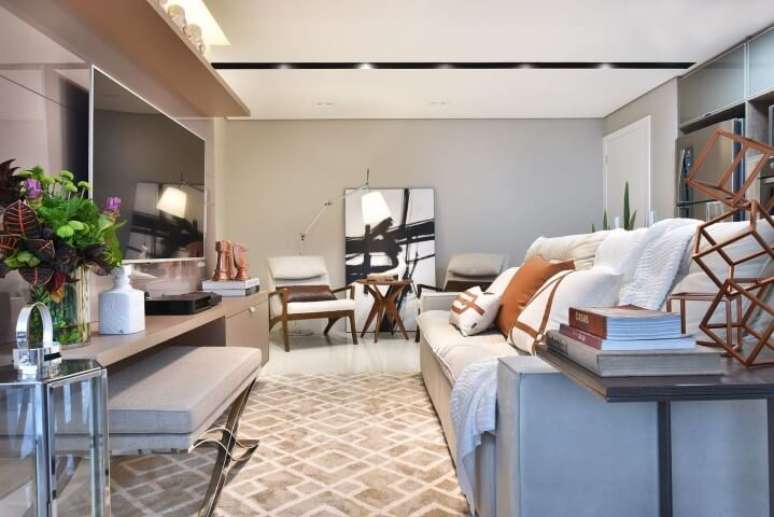 68. Sala clara com m&oacute;veis modernos. Projeto de Tetriz Arquitetura