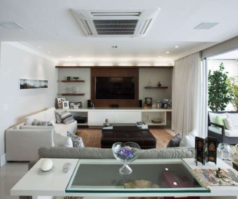 18. Painel para TV de madeira com prateleiras do mesmo material. Projeto de Katia Llaneli