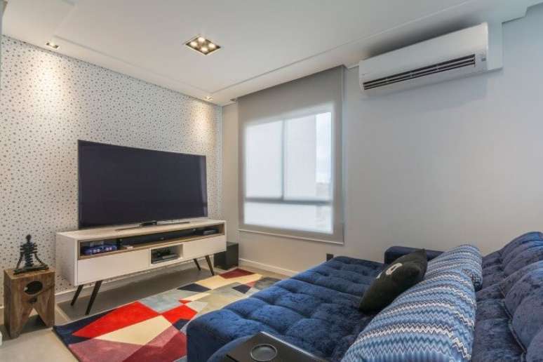 64. Papel de parede de bolinha e sofá azul reclinável azul em sala moderna. Projeto de Idealizzare Arquitetura