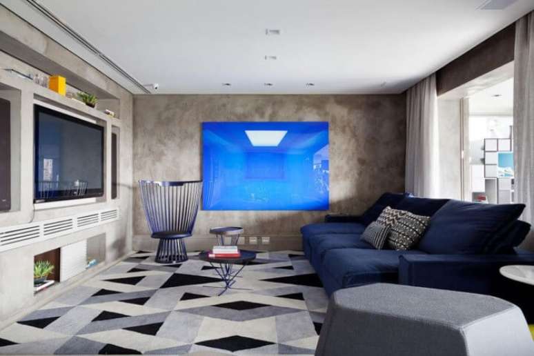 44. Sala com tons de azul e cinza da parede ao sofá. Projeto de Suite Arquitetos