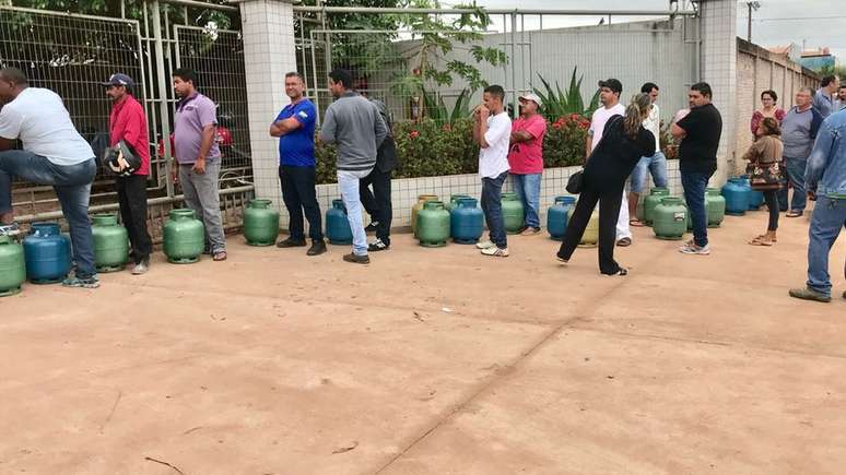 Fila de consumidores para comprar gás em Várzea Grande (MT), região metropolitana de Cuiabá, durante a greve dos caminhoneiros. Foto: Alan Rener Tavares