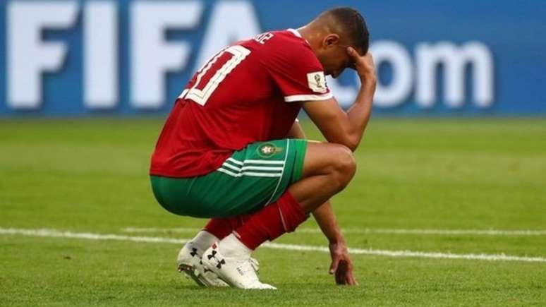 O marroquino Aziz Bouhaddouz marcou o primeiro gol contra do Mundial da R&uacute;ssia em uma partida com o Ir&atilde;