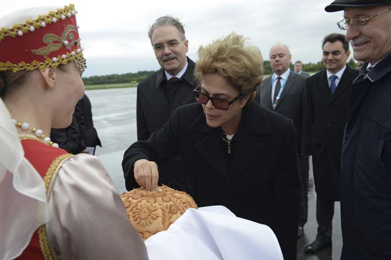 Karavai e sal sendo oferecido para a então presidente Dilma Rousseff em sua visita à Rússia