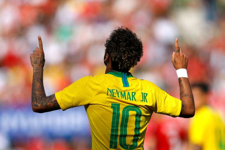 Neymar comemora gol no jogo contra a Áustria