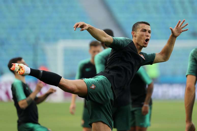 Cristiano Ronaldo treina com os companheiros na Rússia