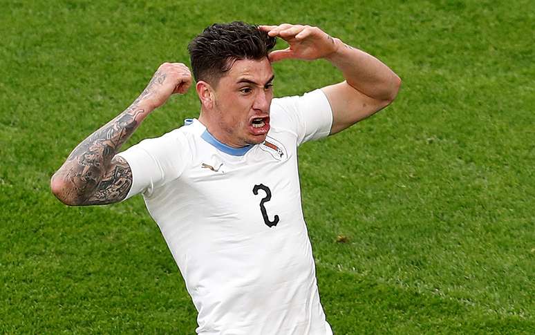 Giménez comemora gol 15/6/2018  REUTERS/Darren Staples