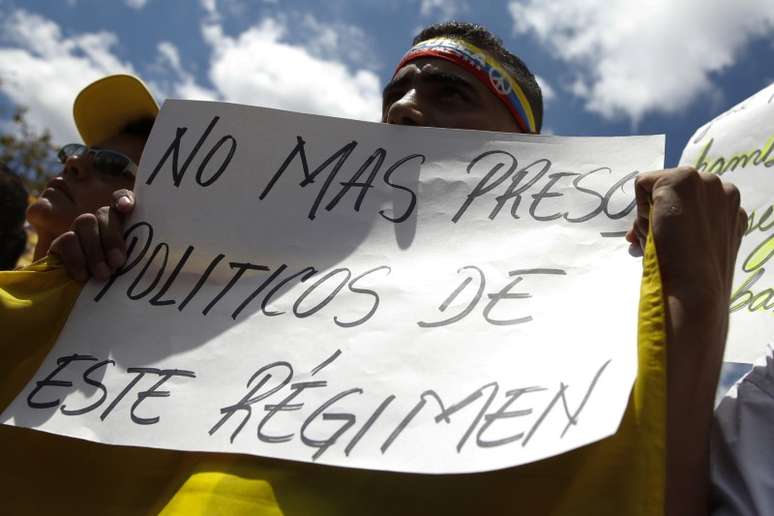 Manifestante de oposição protesta contra prisões na Venezuela 