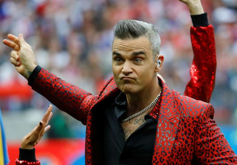 Robbie Williams durante cerimônia de abertura da Copa do Mundo