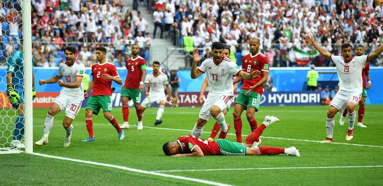 Aziz Bouhaddouz, do Marrocos, lamenta gol contra na partida contra o Irã