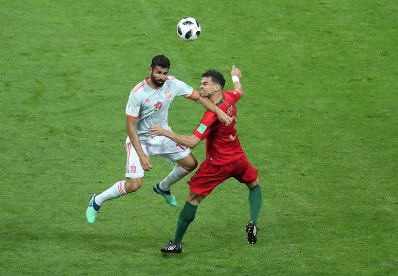 Diego Costa em lance com Pepe
 15/6/2018       REUTERS/Lucy Nicholson 