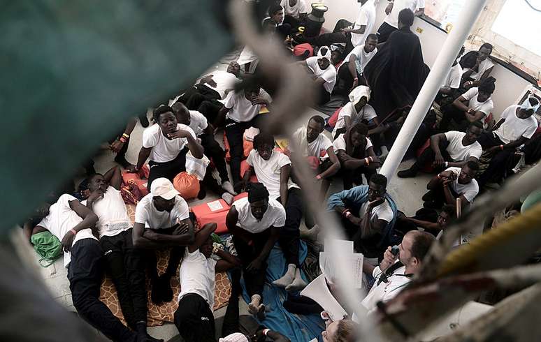 Imigrantes no deque do MV Aquarius no mar Mediterrâneo
12/06/2018
Karpov / SOS Mediterranee/REUTERS