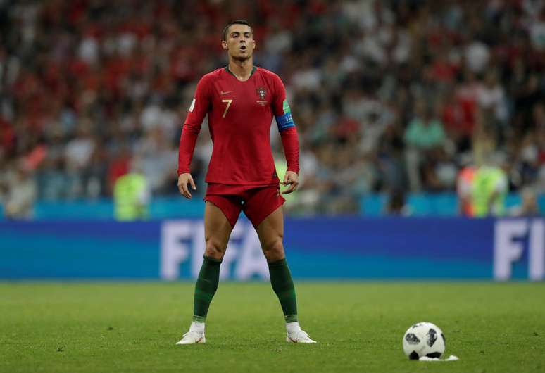 Cristiano Ronaldo se prepara para cobrar falta e marcar terceiro gol de Portugal contra a Espanha em Sochi 
15/06/2018 REUTERS/Ueslei Marcelino