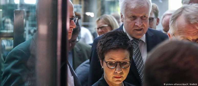 Jutta Cordt, presidente do Bamf, e Seehofer ao fundo: demitida serviu de "bode expiatório", segundo críticos