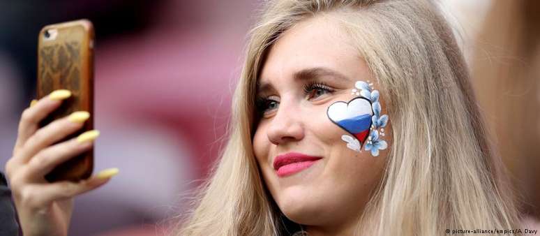 Torcedora russa durante a partida de estreia da seleção de seu país