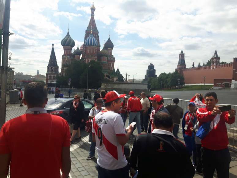 A cena mais comum neste início de Copa. Torcedor peruano em algum cartão postal moscovita (Carlos Alberto Vieira)