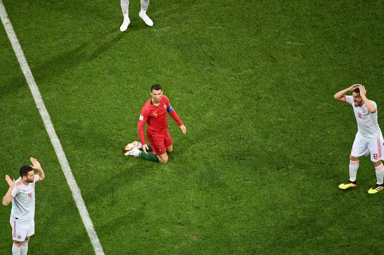 Momento que Nacho comete o pênalti em Cristiano Ronaldo (Foto: AFP)