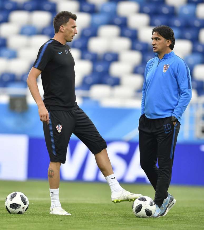 Mandzukic e o técnico Zlatko Dalic durante o treino desta sexta, em Kaliningrado - FOTO: Divulgação