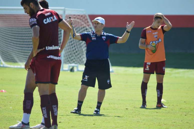 Tencati alerta sobre vacilos da zaga (Foto: Divulgação)