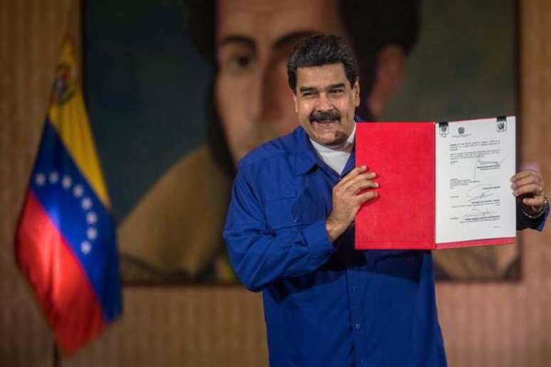 Maduro renova governo e indica mulher como vice