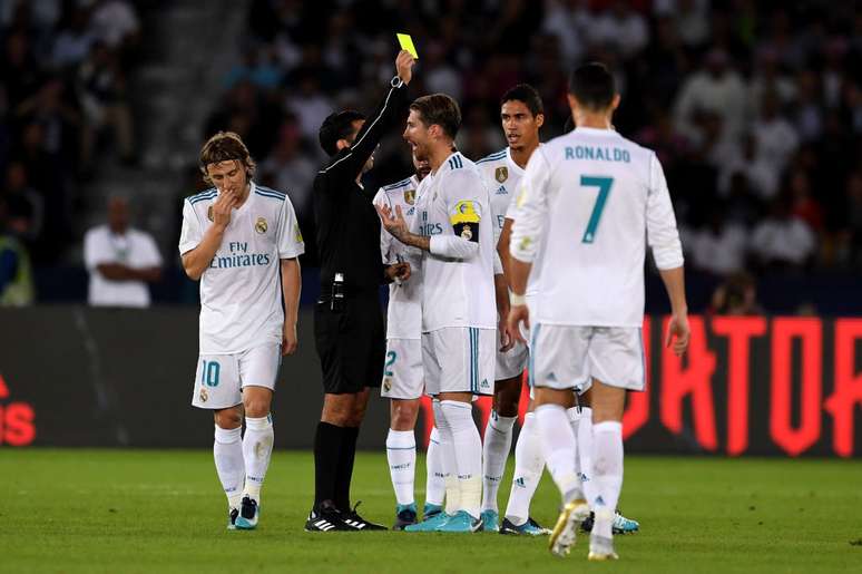 Árbitro Cesar Ramos mostra cartão amarelo para o zagueiro do Real Madrid Sergio Ramos na final do mundial contra o Grêmio