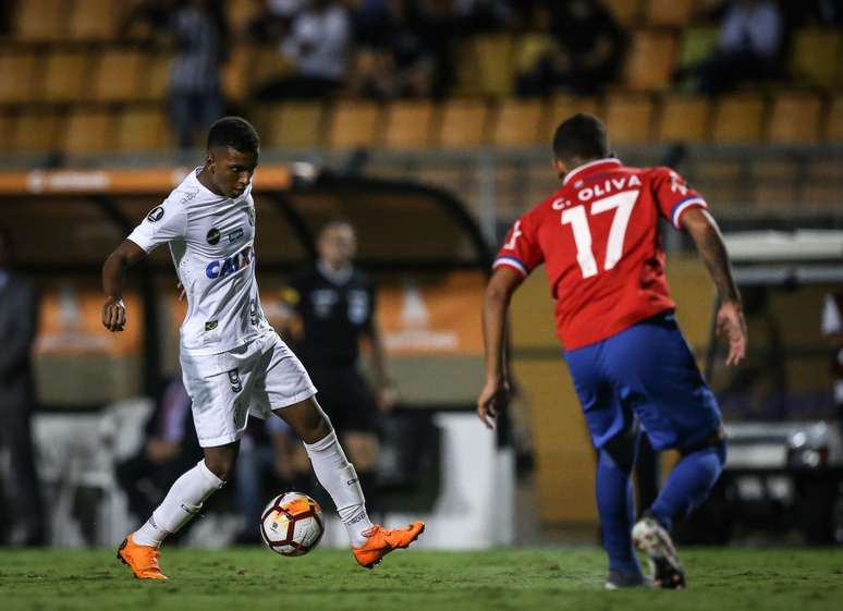 O atacante Rodrygo parte para cima da defesa do Nacional do Uruguai com a bola dominada