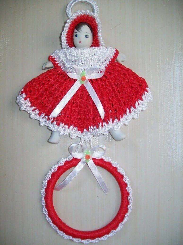 21 -Porta pano de prato de crochê com bonequinha de vestidinho vermelho e branco.