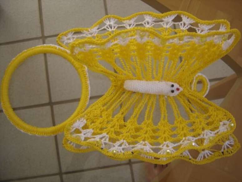 15 – Porta pano de prato de crochê de borboleta amarela e branca.