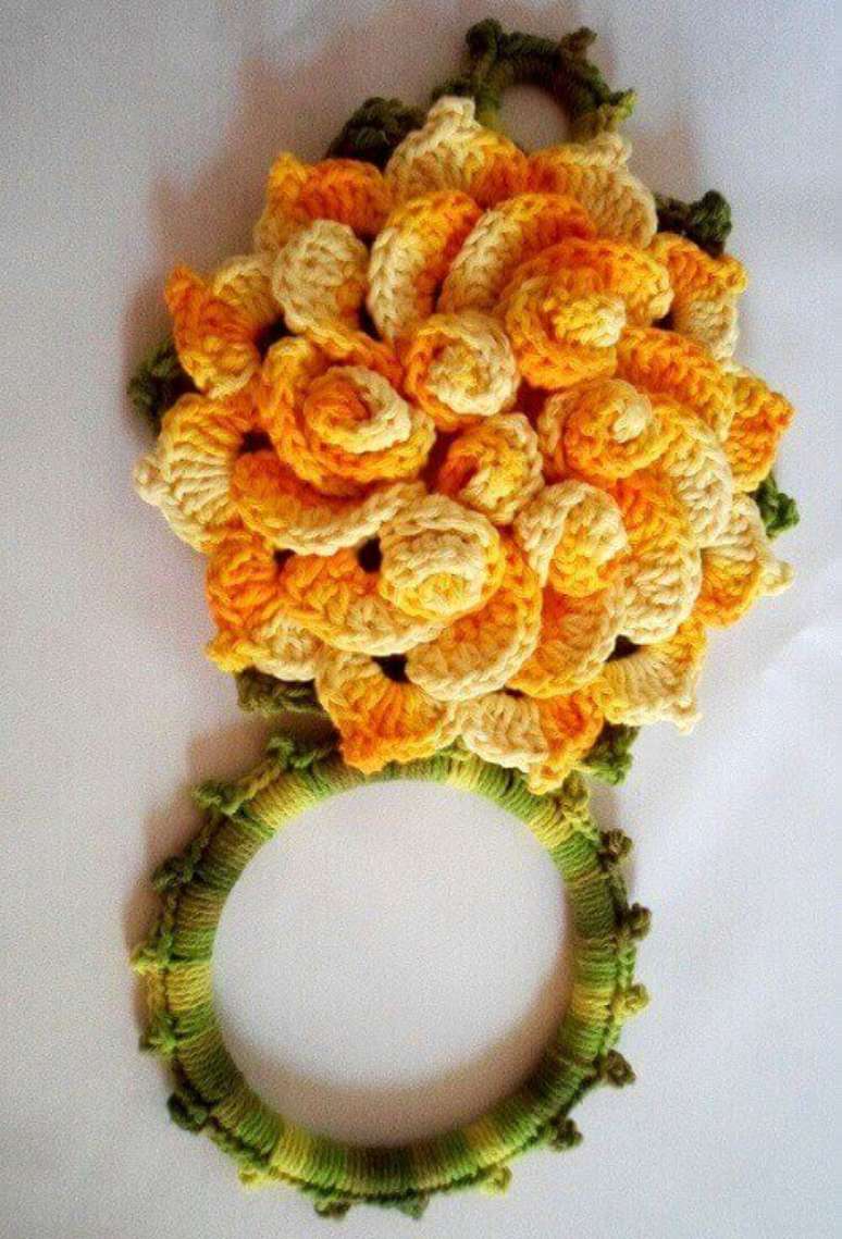 27 -Porta pano de prato em crochê com motivos florais na cor laranja.