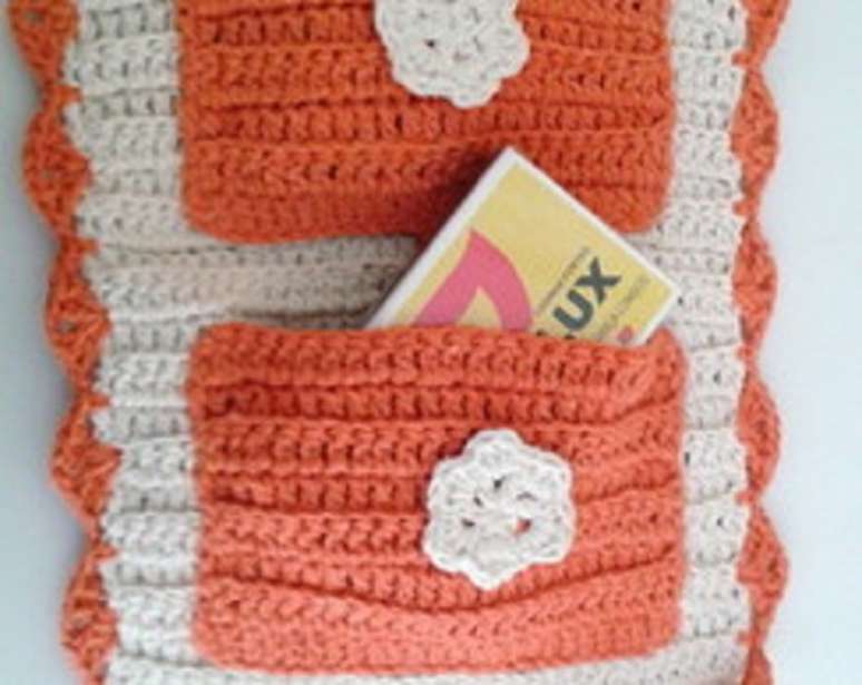 7 &ndash; Porta pano de prato de croch&ecirc; com bolsinho ajuda a organizar a sua cozinha.